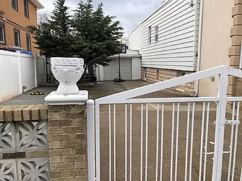 More Photos Of 472 Lake St, Brooklyn Land For Sale