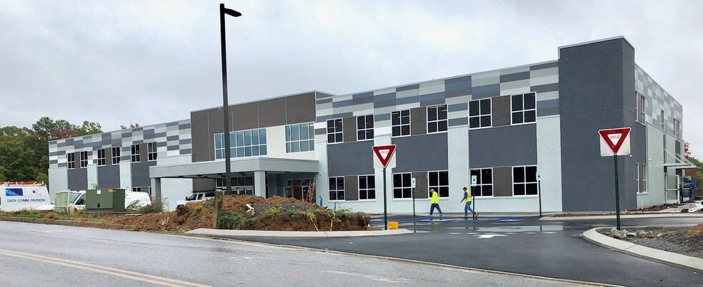 Primary Photo Of 4312 Holiday Inn Express Way NW, Cleveland Medical For Lease