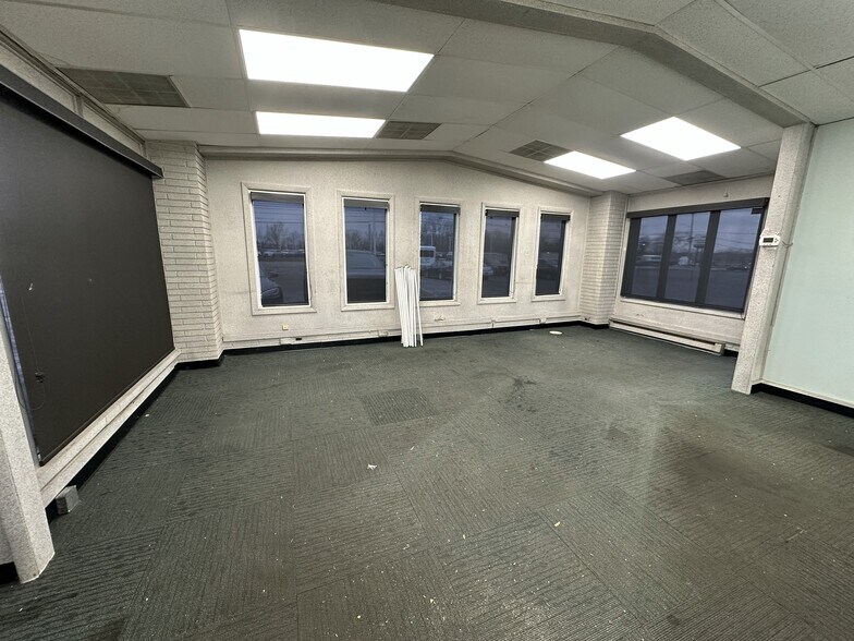 More Photos Of 8620 N County Road 25A, Piqua Showroom For Lease