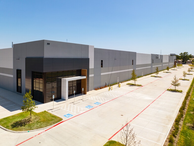 More Photos Of 1000 S J Elmer Weaver Fwy, Cedar Hill Distribution For Lease