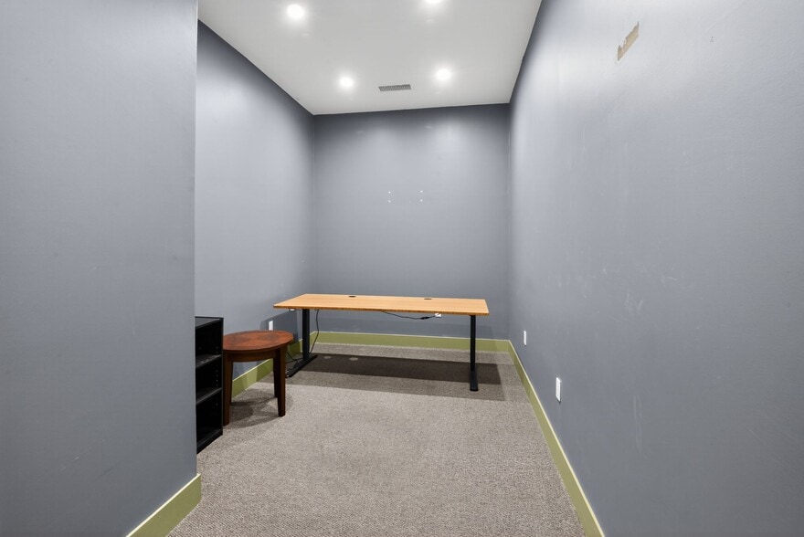 More Photos Of 923 N Hollywood Way, Burbank General Retail For Sale