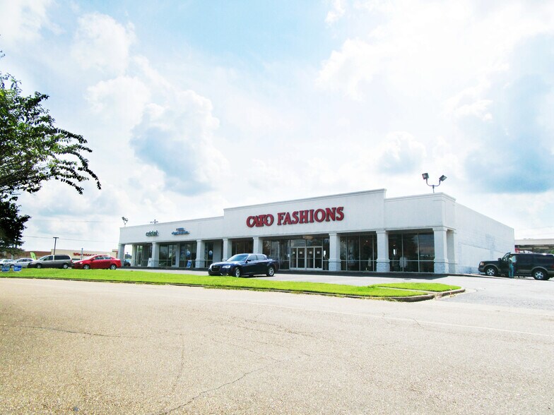 Primary Photo Of 5179 US 51 N, Senatobia Department Store For Lease