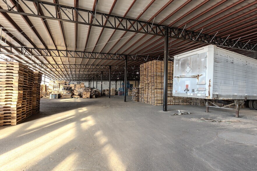 More Photos Of 1200 Bissell St, Venice Warehouse For Sale