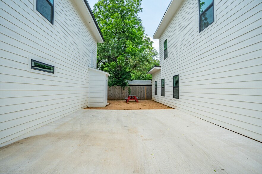 More Photos Of 511 S 10th St, Waco Specialty For Sale