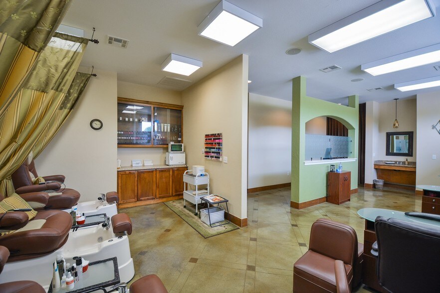 More Photos Of 2320 Airport Rd, Temple Storefront Retail Office For Lease