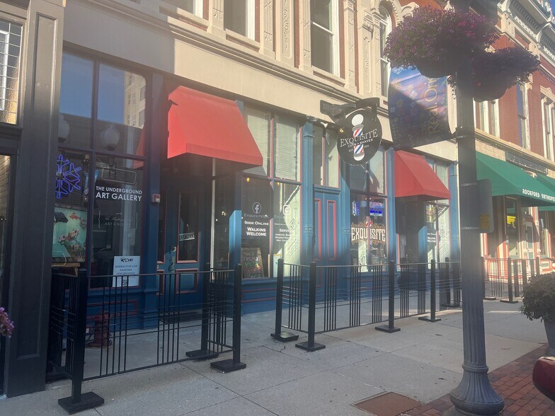 More Photos Of 418-420 E State St, Rockford Storefront For Sale