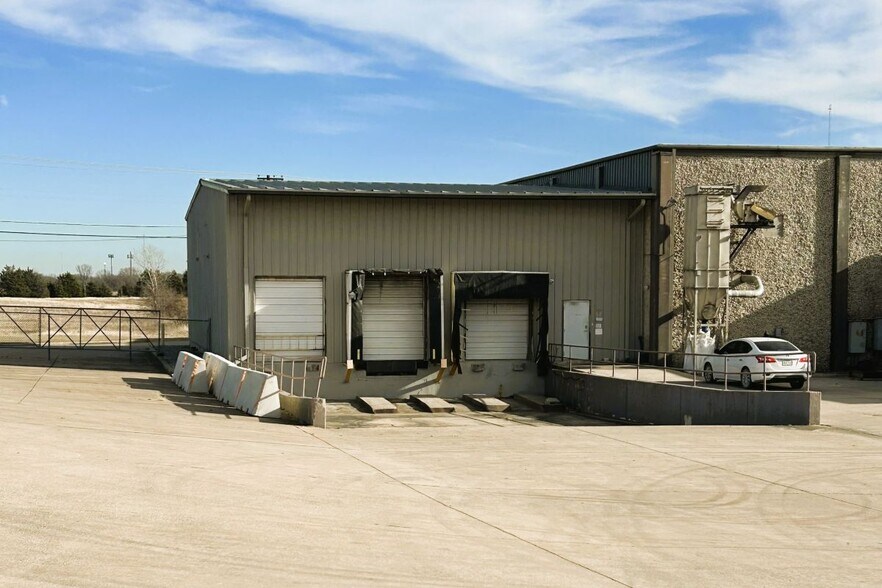 More Photos Of 1916 Gallagher Dr, Sherman Warehouse For Sale