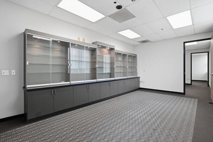 More Photos Of 10637 Scripps Summit Ct, San Diego Warehouse For Lease