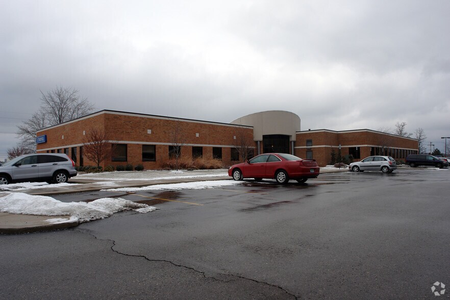 More Photos Of 35405 Grand River Ave, Farmington Hills Office For Sale