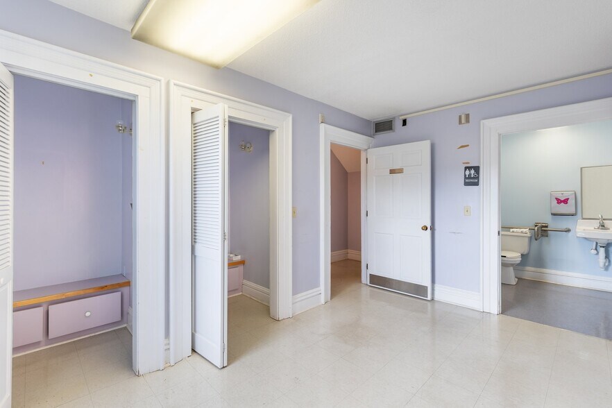 More Photos Of 1 Main St, Hartford Office Residential For Sale