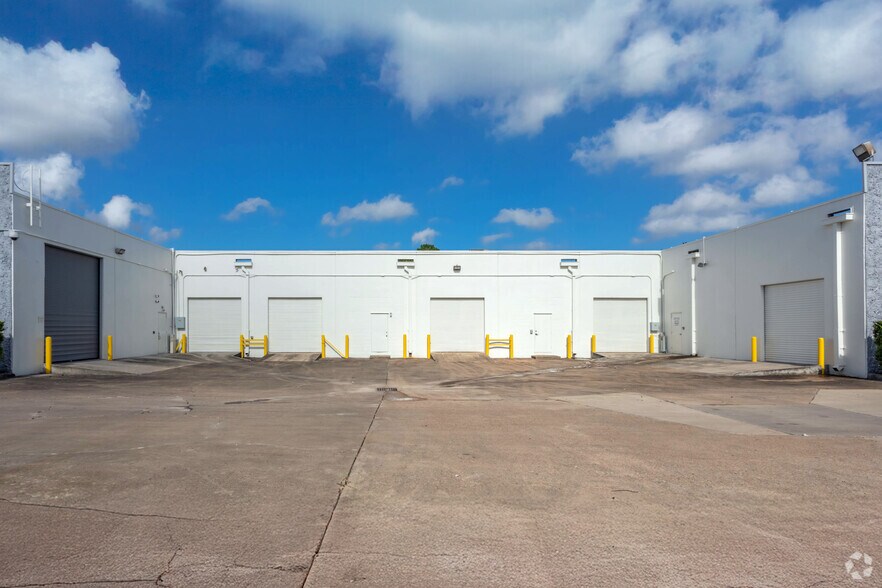 More Photos Of 2748-2758 Bingle Rd, Houston Unknown For Lease