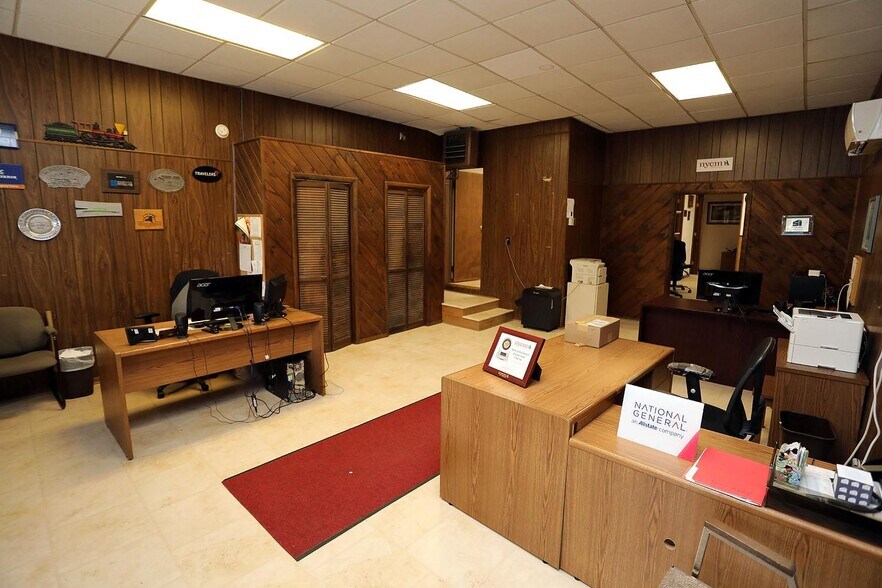 More Photos Of 5013 New York 52, Jeffersonville Auto Repair For Sale