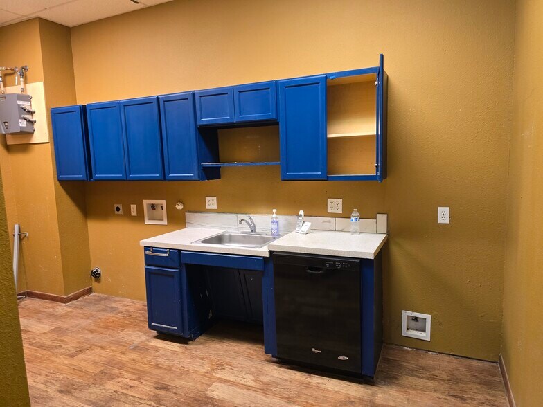 More Photos Of 1220-1222 W Hurst Blvd, Hurst Unknown For Lease