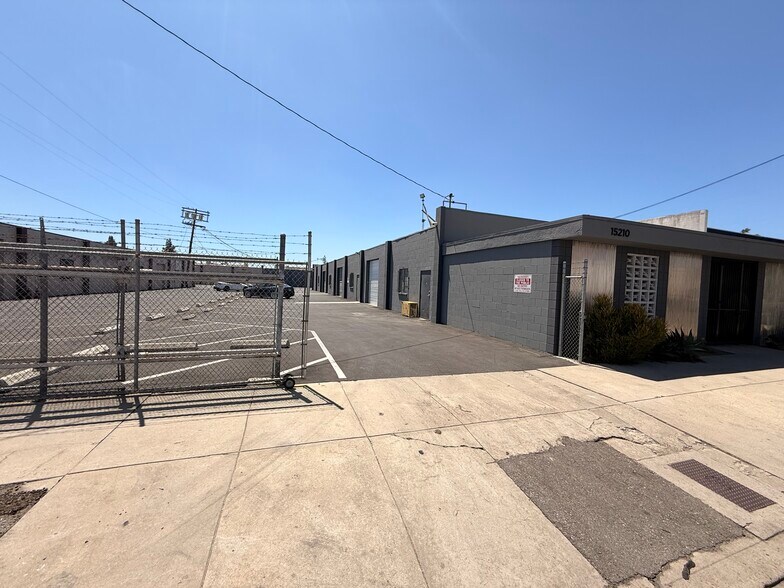 More Photos Of 15208-15210 Stagg St, Van Nuys Warehouse For Lease