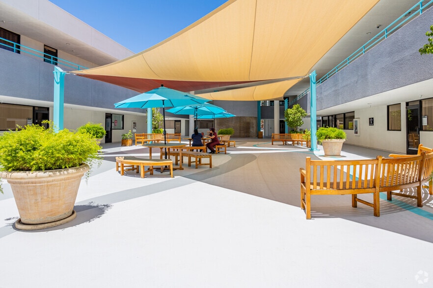 More Photos Of 1100 N Palm Canyon Dr, Palm Springs Medical For Lease