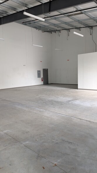 More Photos Of 5101 N Howard Ave, Tampa Light Distribution For Lease