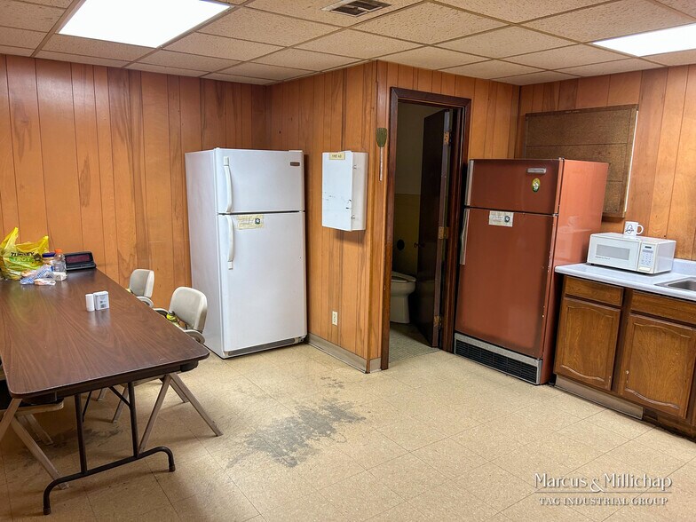 More Photos Of 1132 Lincoln St, Green Bay Warehouse For Sale