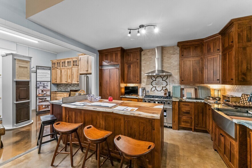 More Photos Of 2994 Hickory Blvd, Hudson Freestanding For Sale