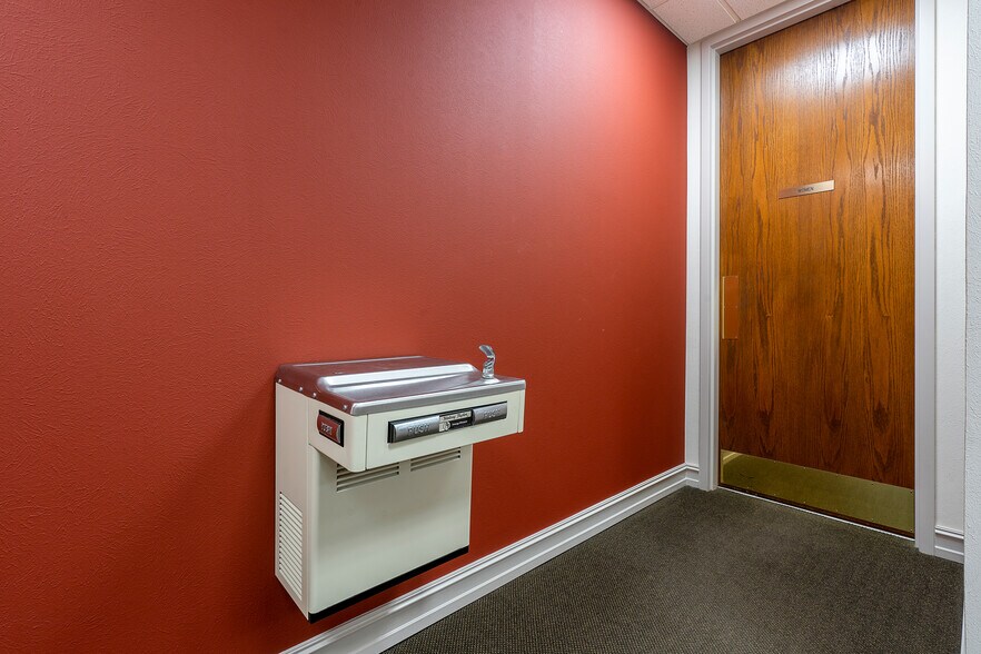 More Photos Of 400 W Houston St, Marshall Office For Sale