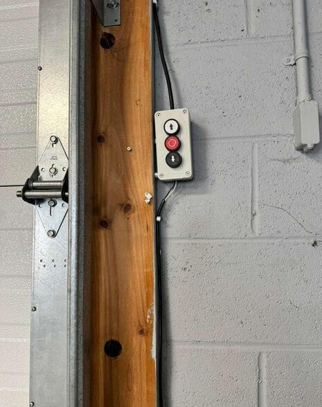 More Photos Of 250 E Cleveland Ave, Norwood Light Distribution For Sale