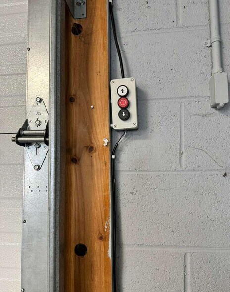 More Photos Of 250 E Cleveland Ave, Norwood Light Distribution For Sale