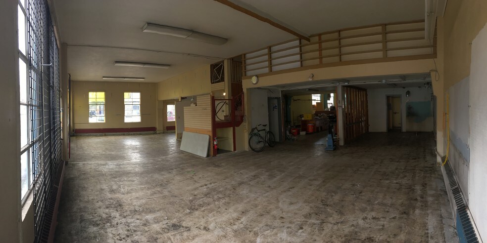 More Photos Of 734-736 SE Ankeny St, Portland Showroom For Sale