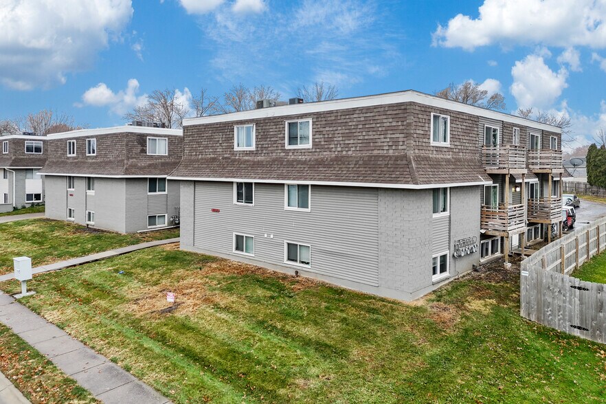 Primary Photo Of 3547-3553 Heatherton Dr, Davenport Apartments For Sale