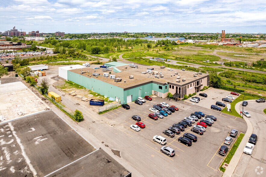 More Photos Of 5065-5067 Rue Ontario E, Montréal Manufacturing For Lease