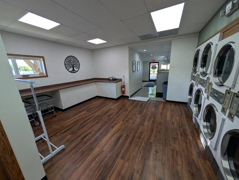 More Photos Of 518 W Main St, Kirkland Freestanding For Sale