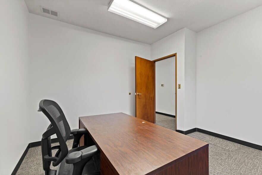 More Photos Of 1542 E Greyhound Pass, Carmel Medical For Lease