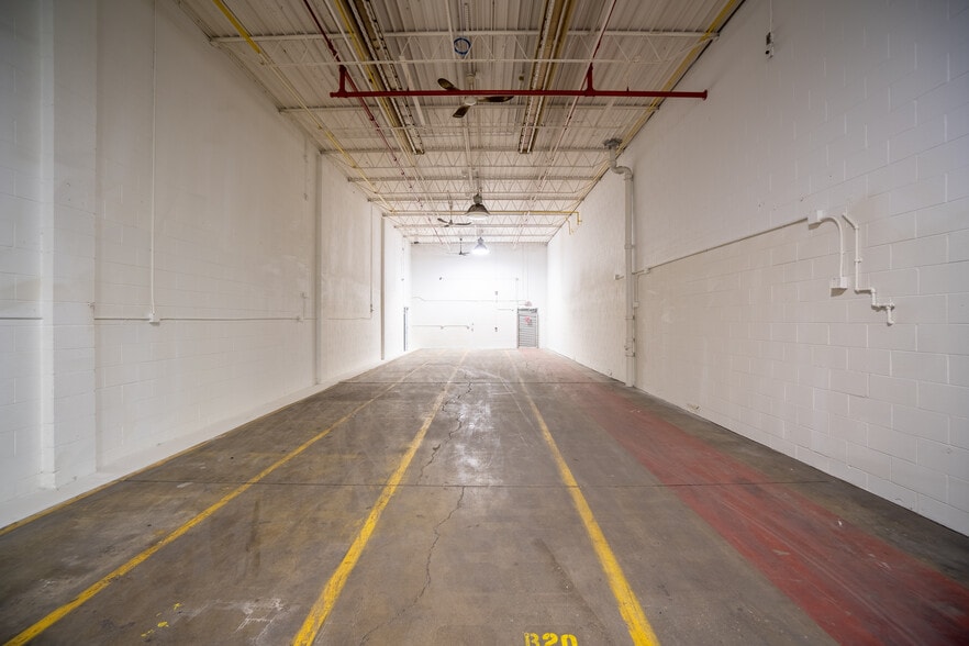 More Photos Of 4609-4801 W Woolworth Ave, Milwaukee Warehouse For Lease