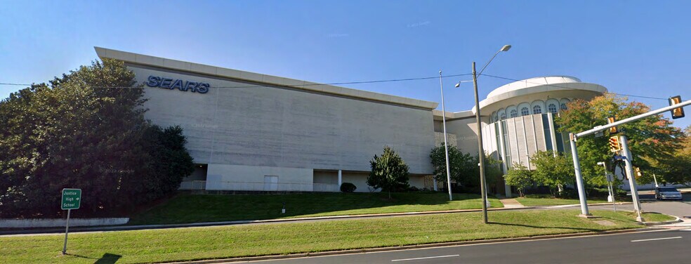 More Photos Of 6211 Leesburg Pike, Falls Church Department Store For Lease