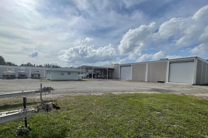 More Photos Of 3601 SE Dixie Hwy, Stuart Warehouse For Lease