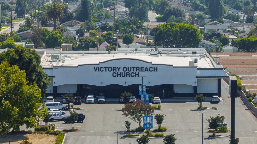 Primary Photo Of 11750 Whittier Blvd, Whittier Supermarket For Sale