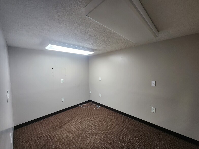 More Photos Of 707 Widewater Dr, Lafayette Warehouse For Lease