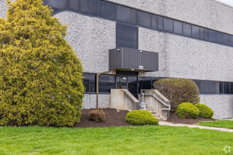 More Photos Of 36 Saw Mill Pond Rd, Edison Warehouse For Lease