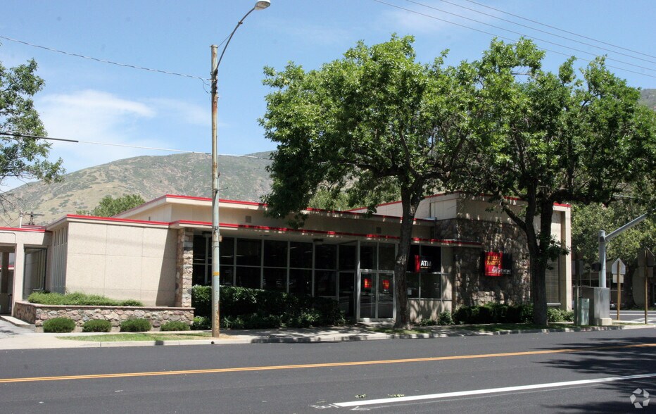 More Photos Of 12 W State St, Farmington Bank For Sale