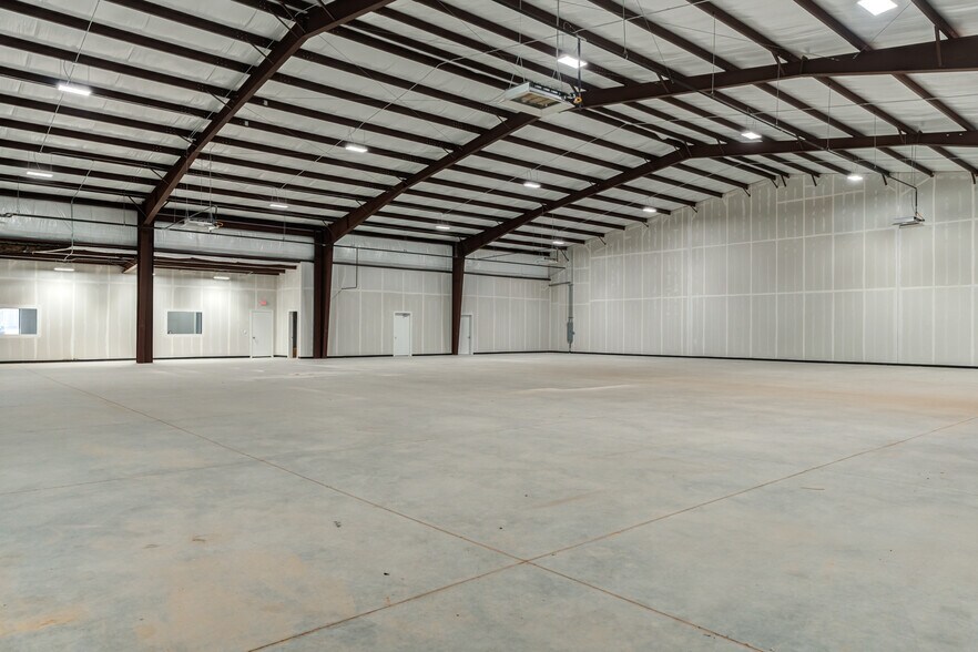 More Photos Of 9007 CR 6820, Lubbock Warehouse For Lease