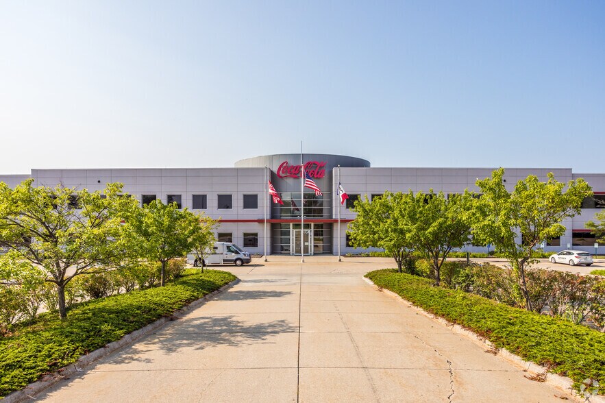 More Photos Of 3600 Army Post Rd, Des Moines Light Distribution For Lease