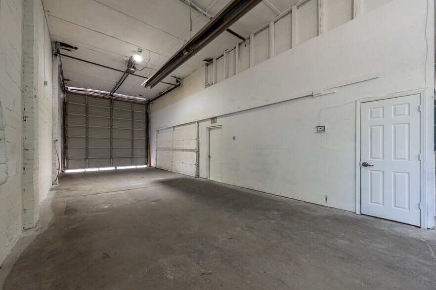 More Photos Of 127 Thompson St, Pittsboro Auto Repair For Lease