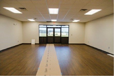 More Photos Of 135 Henry Ln, Winfield Showroom For Lease
