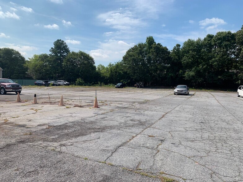 More Photos Of 349 Forest Pky, Forest Park Showroom For Lease