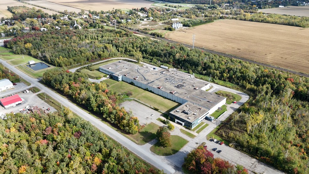 More Photos Of 500 Rue Léger, Riviere-beaudette Manufacturing For Sale
