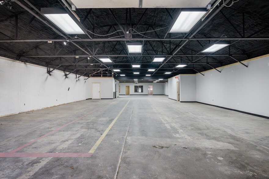 More Photos Of 108 W Smith St, Gallatin Light Distribution For Lease