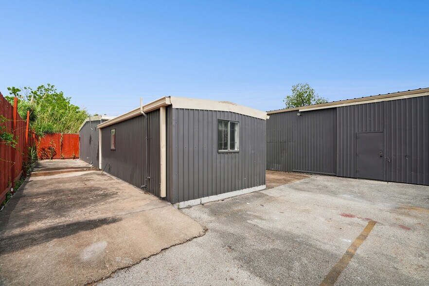 More Photos Of 2920 Golfcrest Blvd, Houston Industrial For Lease