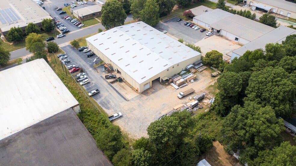 More Photos Of 1734 University Commercial Pl, Charlotte Warehouse For Lease