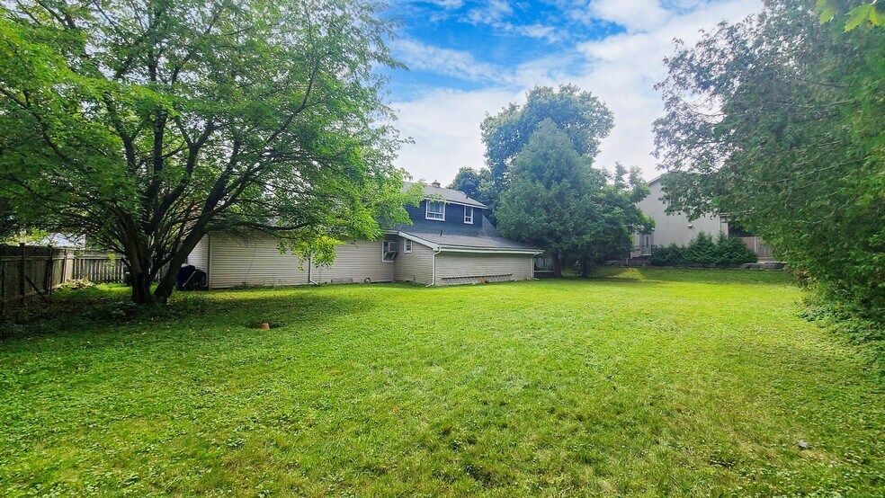 More Photos Of 509 Lakeshore Rd W, Oakville General Retail For Sale