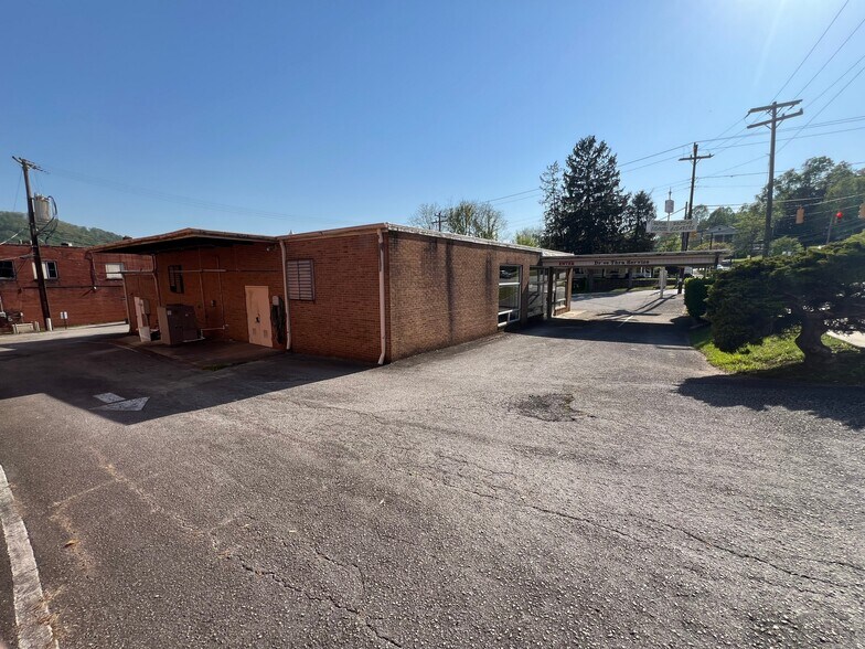 More Photos Of 166 N Logan St, Marion General Retail For Sale
