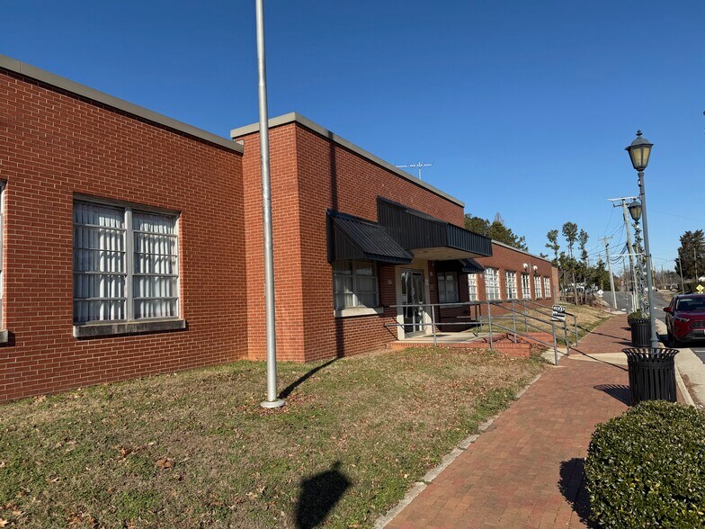 More Photos Of 100 S Main St, La Crosse Warehouse For Lease