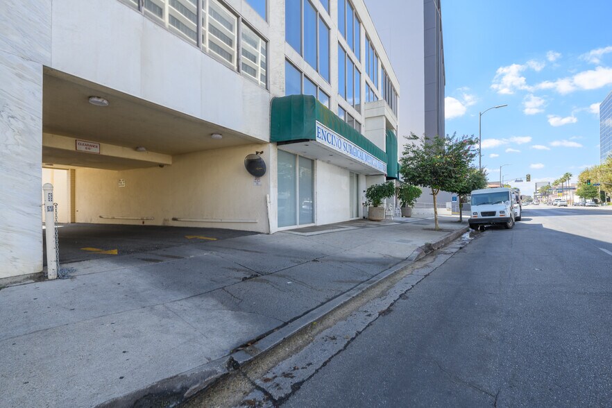 More Photos Of 16250 Ventura Blvd, Encino Office For Lease